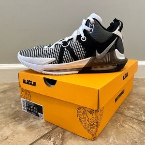 Lebron Witness VII white/metallic silver-black basketball shoes